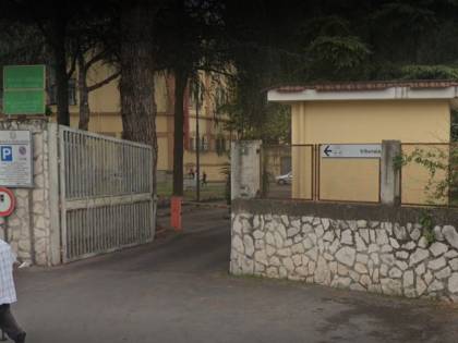 Dà carne di maiale al bambino: magrebino tenta di strangolare la moglie